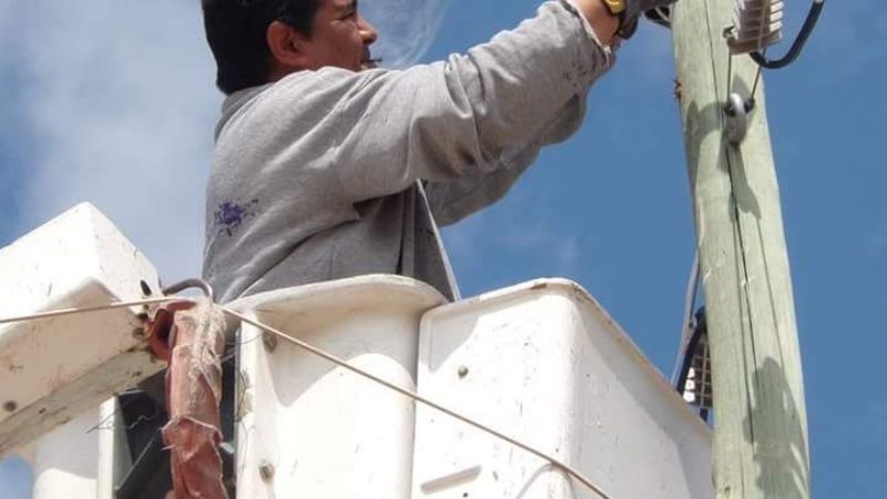 Personal de Alumbrado Público repara luminarias