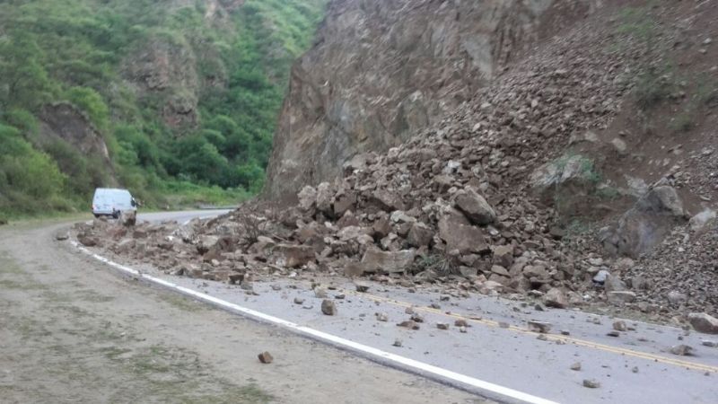 Por derrumbe, transitar con extrema precaución en La Cébila