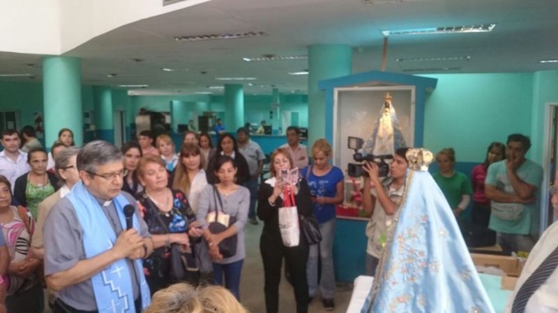 La imagen de la Virgen que “llora” se llevó todas las miradas