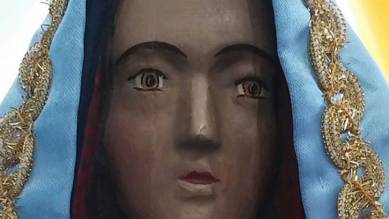 La imagen de la Virgen que “llora” se llevó todas las miradas