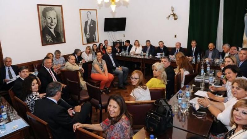 El Gobierno no logró el respaldo del FpV-PJ y se cayó la reforma política