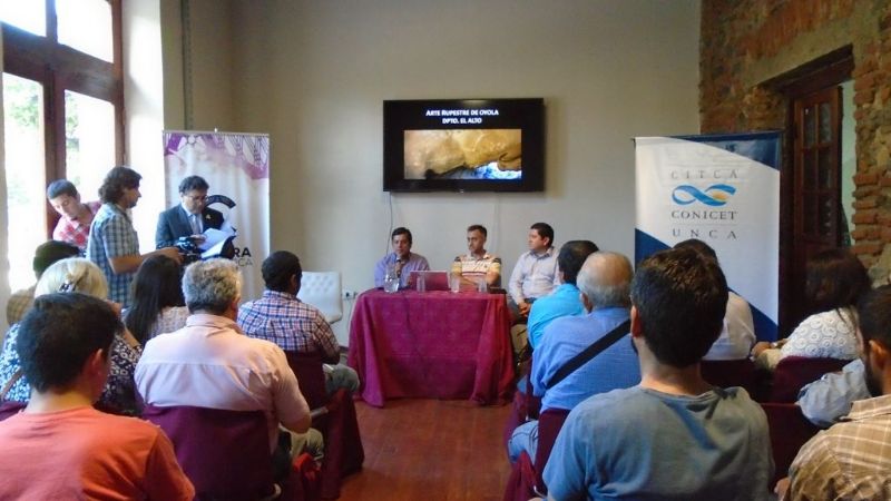El senador Ojeda en la presentación del estudio de Arte Rupestre de Oyola