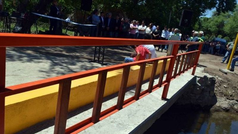 Inauguran puente en Fray Mamerto Esquiú
