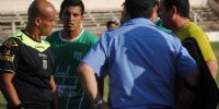 EL REFERÍ Barrionuevo suspende el juego; el policía sostiene una de las piedras.