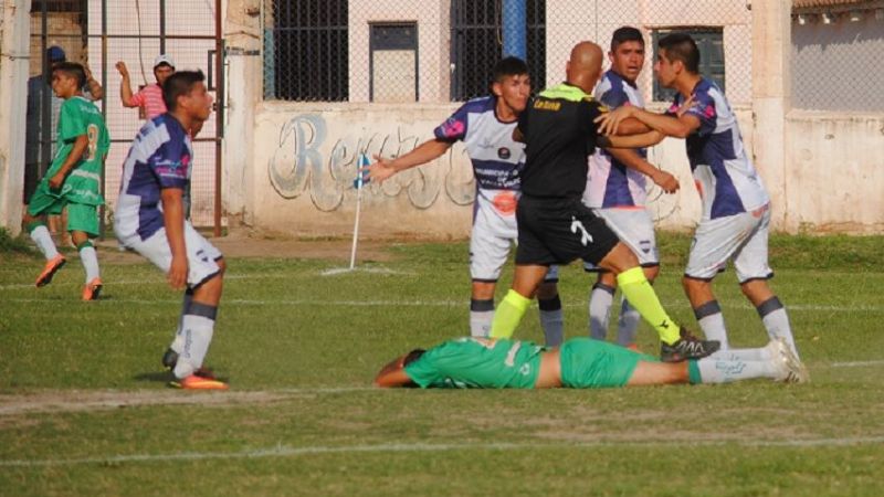 Por violentos incidentes se suspendió el partido San Martín-Sumalao