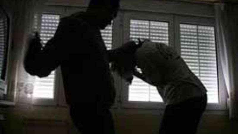 Los sorprendieron golpeando a dos mujeres