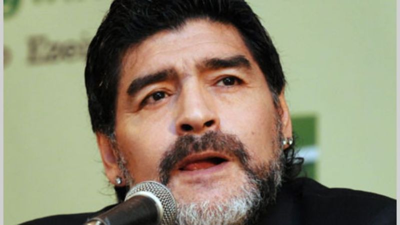 Maradona: "Pido a Dios que Macri llegue a cortar el pan dulce"