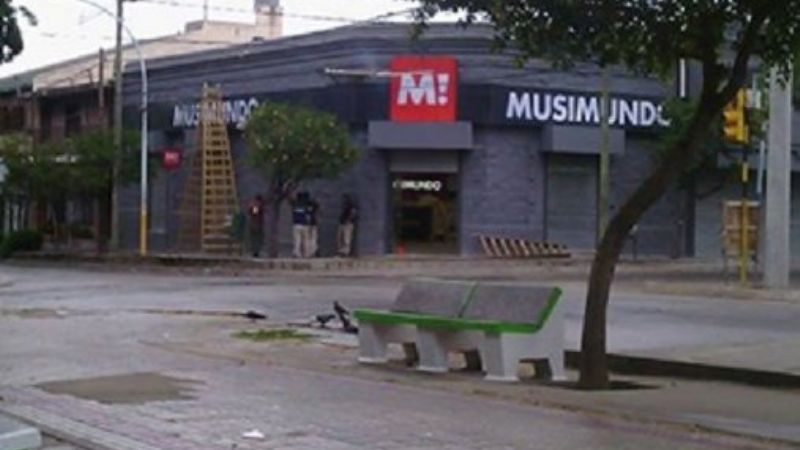 Trabajador se cayó de la escalera cuando colocaba un cartel