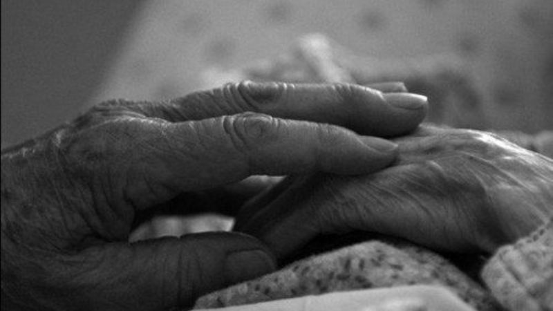 Un menor le cortó la oreja a su abuelo