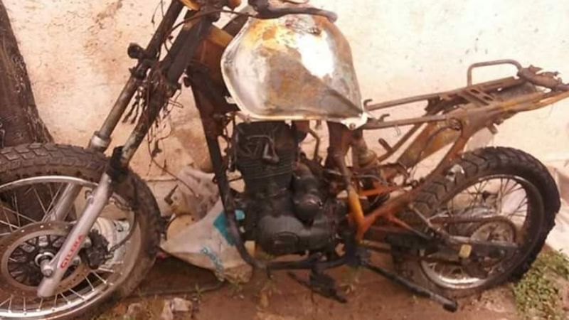 Le quemaron la moto y pide justicia