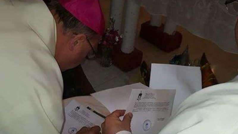 El Obispo consagró el altar y dedicó la centenaria Capilla de Medanitos