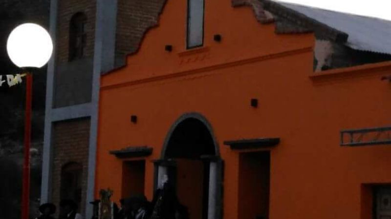 El Obispo consagró el altar y dedicó la centenaria Capilla de Medanitos