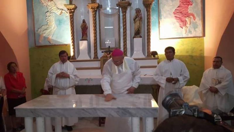 El Obispo consagró el altar y dedicó la centenaria Capilla de Medanitos