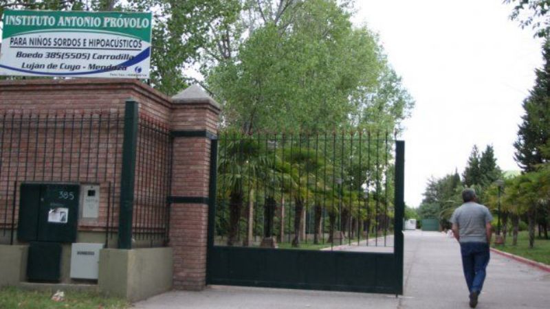 Dos curas católicos fueron detenidos por violar a chicos sordomudos