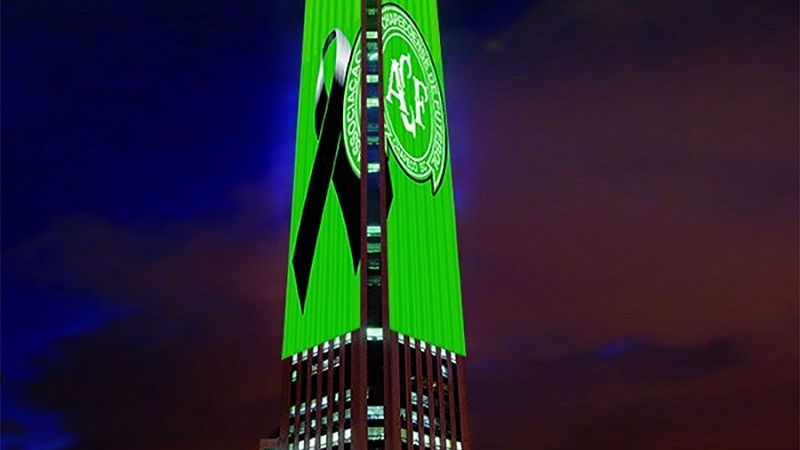Todo el mundo iluminado con los colores del Chapecoense