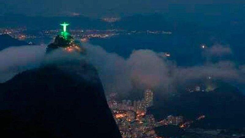 Todo el mundo iluminado con los colores del Chapecoense