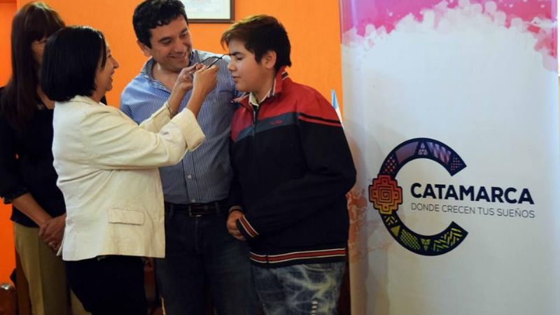 Entrega de anteojos a alumnos de FME