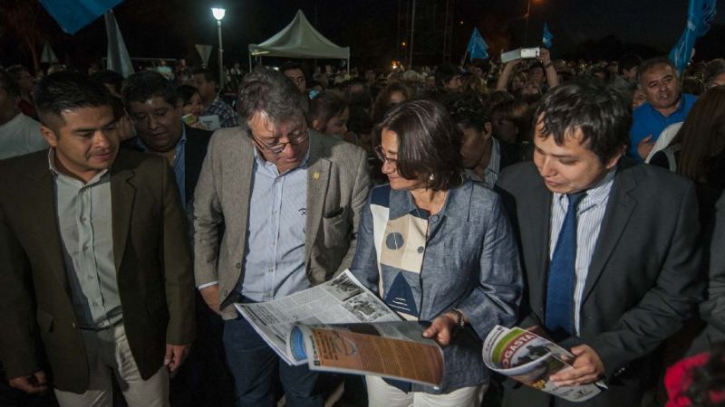 Lucía inauguró una obra vial y entregó viviendas rurales en Tinogasta