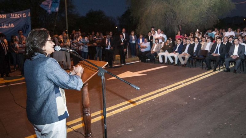 Lucía inauguró una obra vial y entregó viviendas rurales en Tinogasta