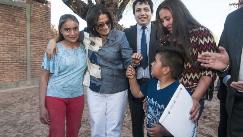 Lucía inauguró una obra vial y entregó viviendas rurales en Tinogasta