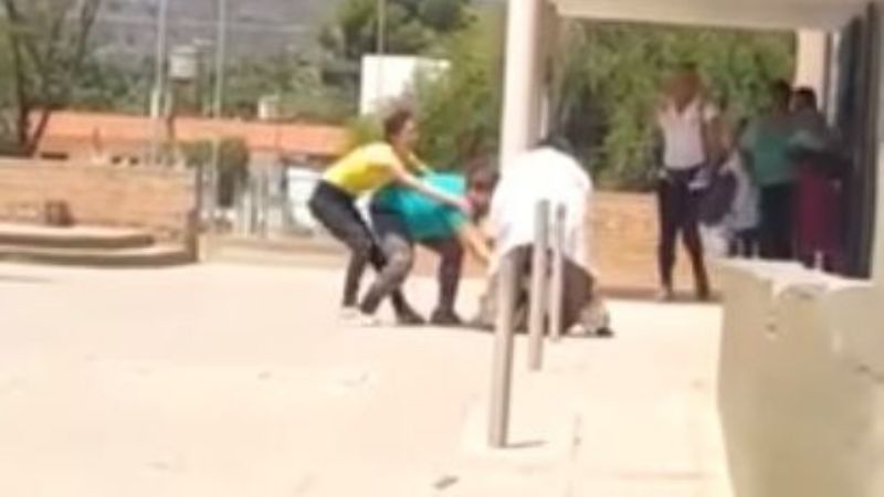 Madre ataca a un niño a patadas a la salida de la escuela