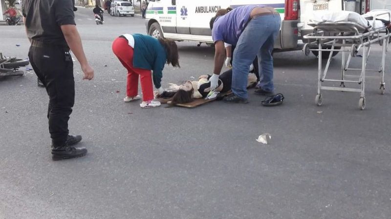 Una joven está grave tras chocar con su moto contra un camión en la ruta 157