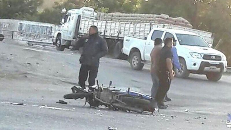 Una joven está grave tras chocar con su moto contra un camión en la ruta 157