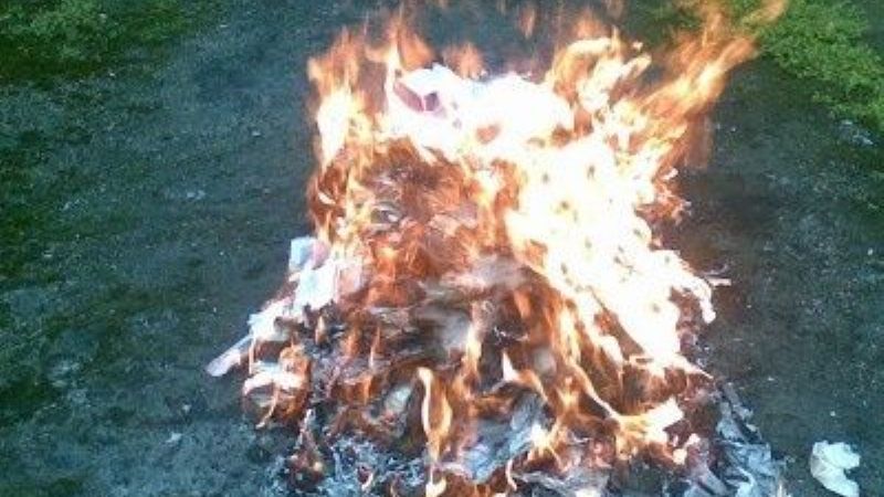 Quemaba basura y el viento propagó las llamas