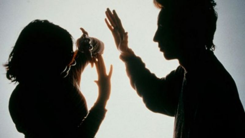 Aprehendido tras golpear a su pareja