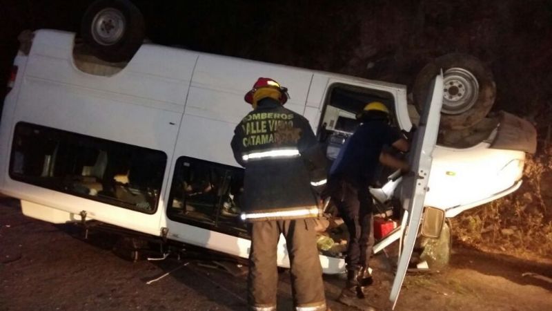 Volcó una combi en la Cuesta El Portezuelo