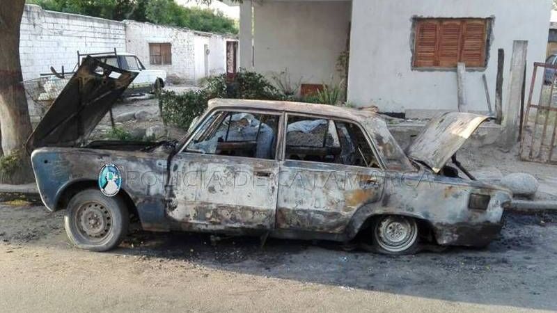 Las llamas consumieron un auto