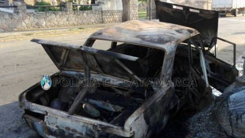 Las llamas consumieron un auto