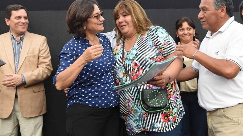 La Gobernadora entregó escrituras a familias del sur capitalino