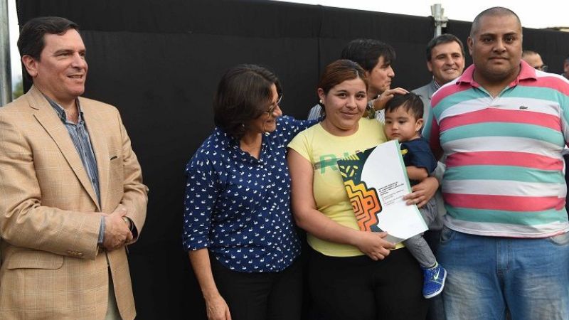 La Gobernadora entregó escrituras a familias del sur capitalino