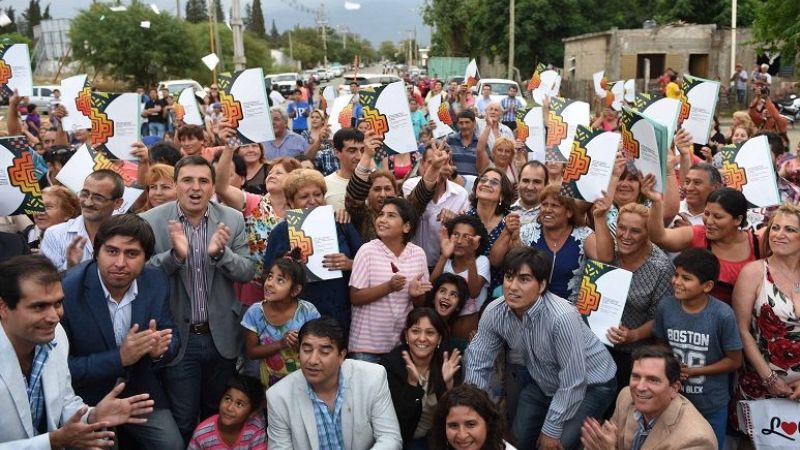 La Gobernadora entregó escrituras a familias del sur capitalino