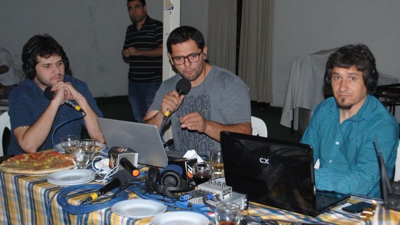 Con pizza, empanadas y trabajo al aire festejaron los periodistas deportivos