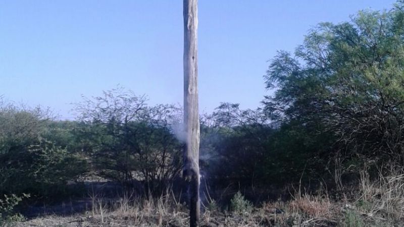 Siguen quemando postes de líneas eléctricas