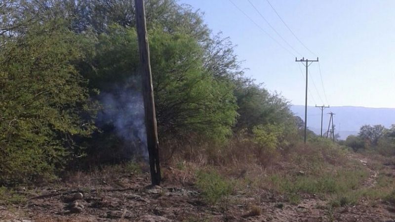 Siguen quemando postes de líneas eléctricas