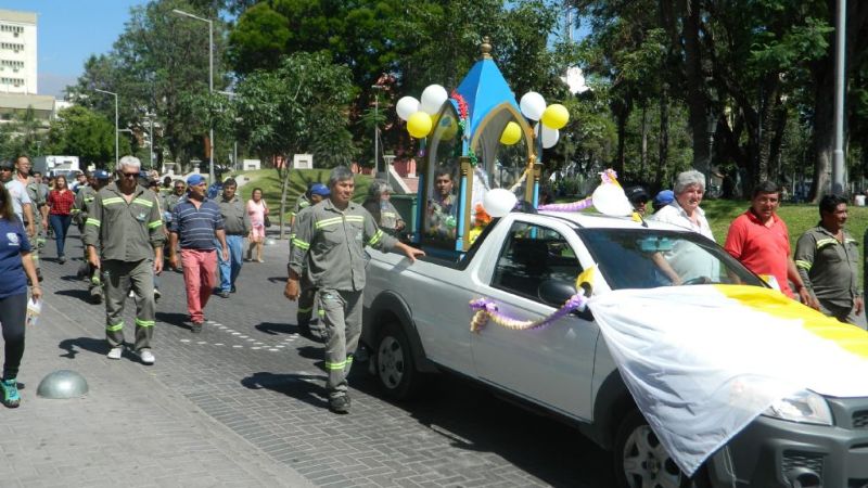 Empleados municipales celebraron su día con una caravana junto a la Virgen del Valle