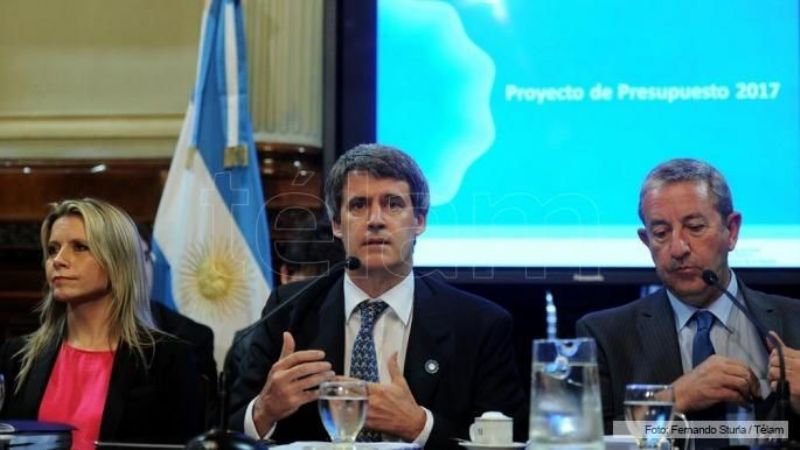 Prat Gay, en el Senado: "La inflación anual en 2017 será del 16%"
