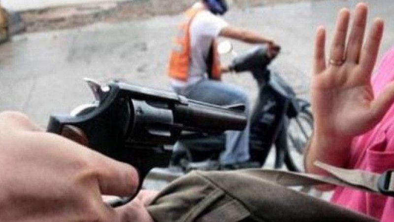 La asaltaron y le simularon pegarle un tiro