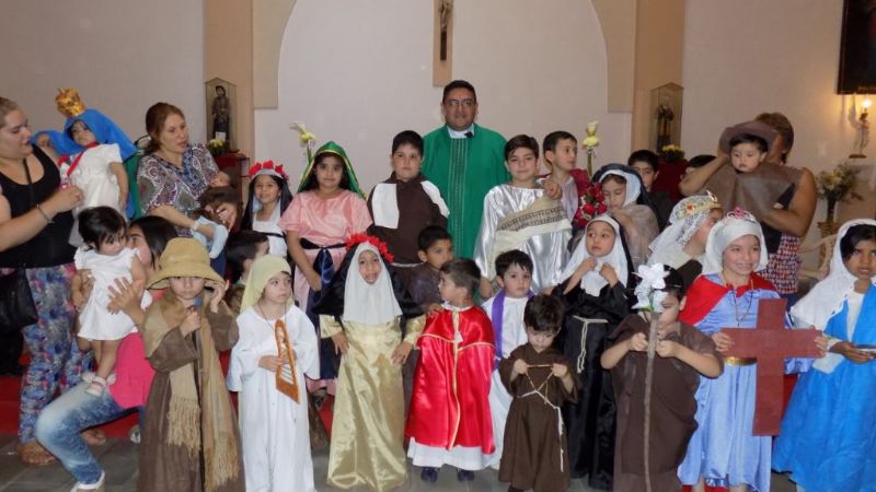 Colorida celebración de la Fiesta de todos los Santos en parroquia del Espíritu Santo