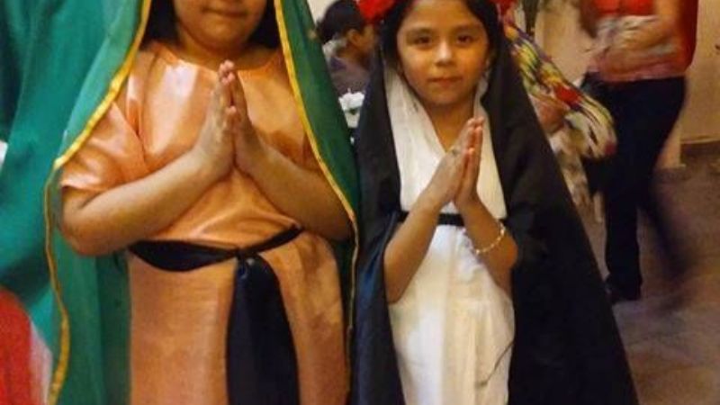 Colorida celebración de la Fiesta de todos los Santos en parroquia del Espíritu Santo