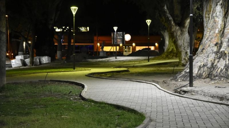 Se instalaron las nuevas luminarias en La Alameda