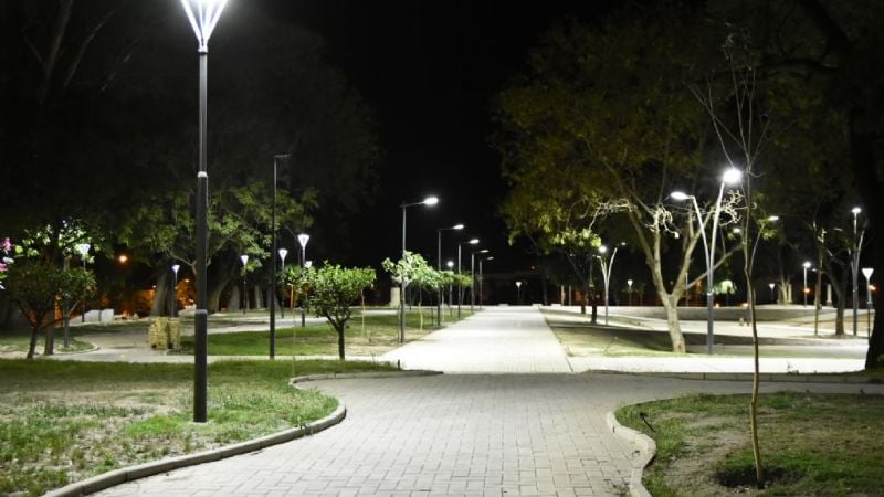 Se instalaron las nuevas luminarias en La Alameda