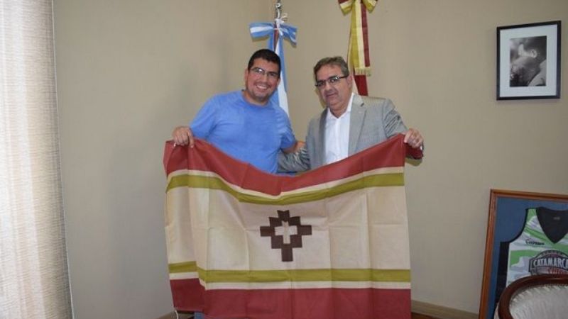 Entrega de bandera para la Asociación Catamarqueña de Sordos