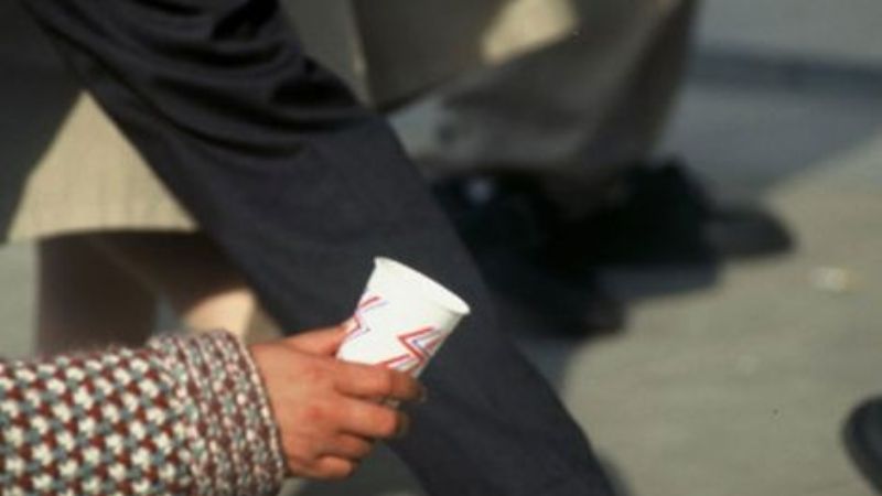 Detienen a una mujer por hacer mendigar a su hija