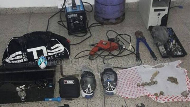 Encuentran en un baldío, cosas robadas