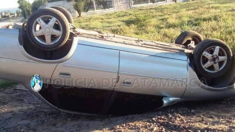 Volcó un auto en avenida Manuel Navarro