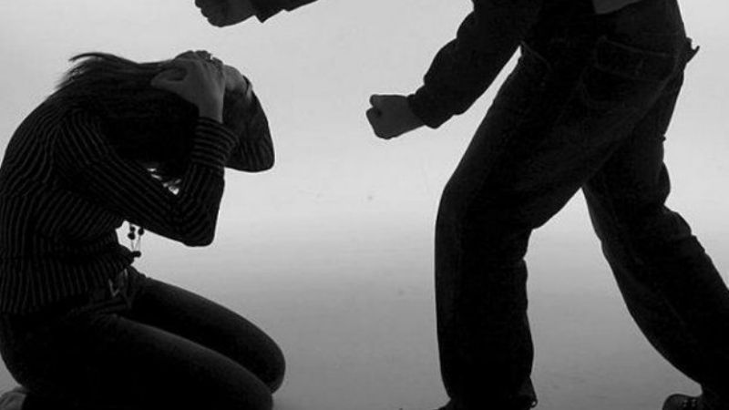 Un jovencito discutió con su novia y la golpeó